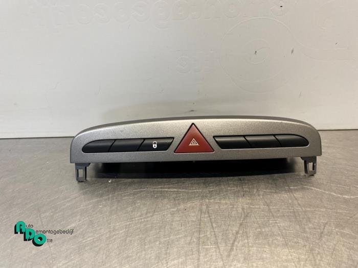 Commutateur éclairage d'urgence d'un Peugeot 308 (308 08-), -, 3 mois de garantie, Utilisé, -
