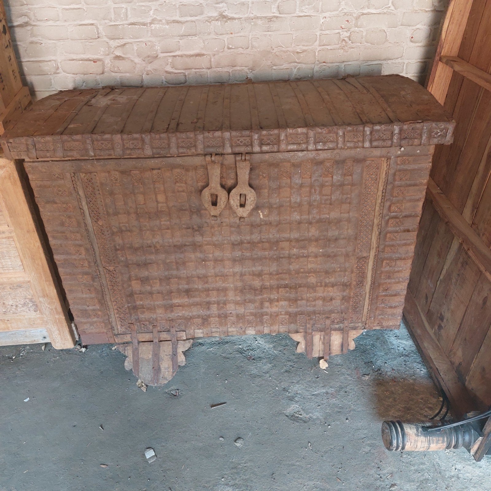 Antieke kist hout met metalen omhulsel, Antiek en Kunst, Ophalen