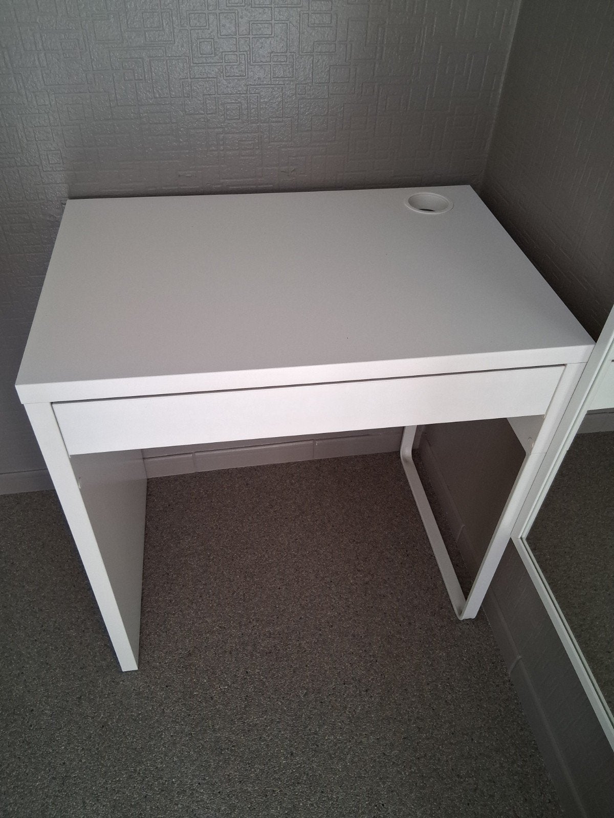 Kleine witte bureau met gebruikerssporen, Huis en Inrichting, Bureaus, Ophalen, IKEA