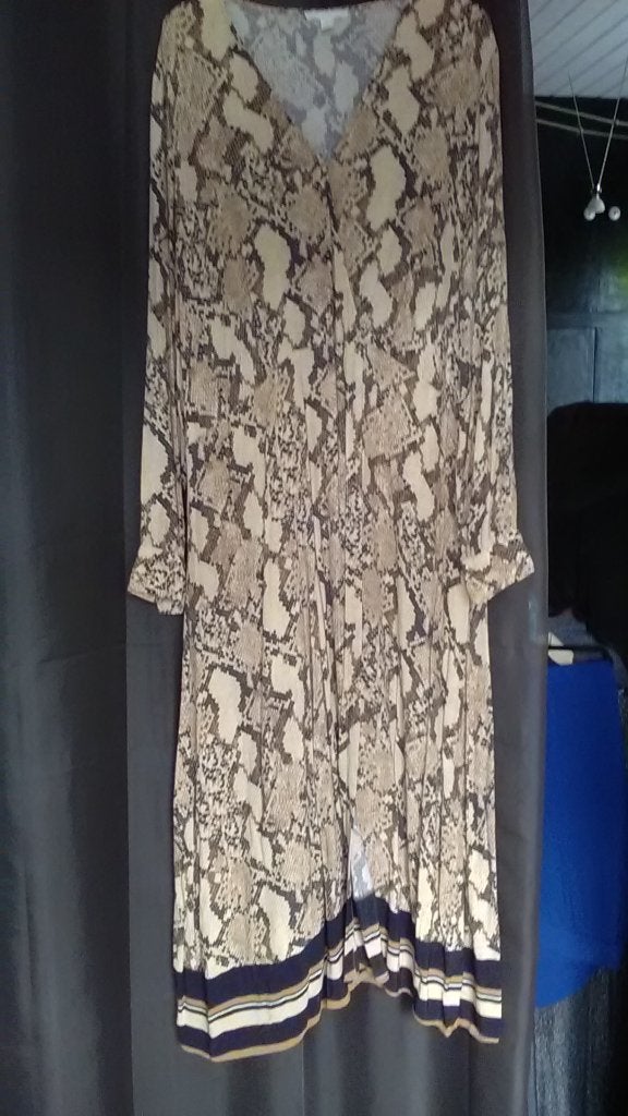 Longue robe portefeuille H&M motif serpent brun clair 44, Vêtements | Femmes, H&M, Enlèvement ou Envoi, Brun, Sous le genou