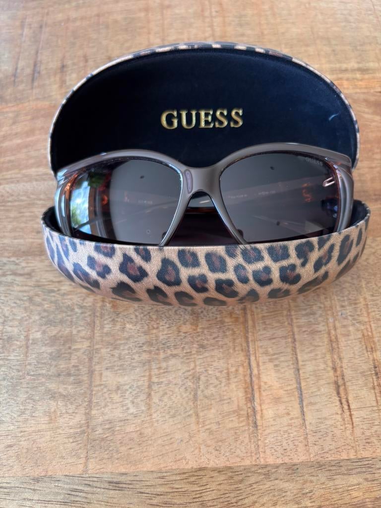 Guess bruine zonnebril, Handtassen en Accessoires, Zonnebrillen en Brillen | Dames, Ophalen, Zo goed als nieuw, Bruin, Zonnebril