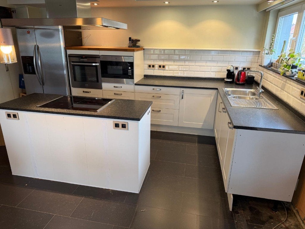 keuken met toestellen, Maison & Meubles, Granit ou Pierre, Enlèvement, Utilisé, Blanc