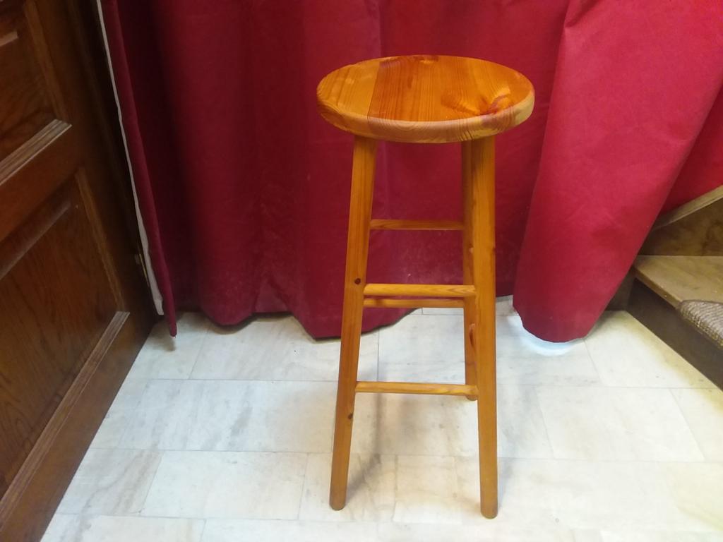 Tabouret de bar, 1 tabouret, Comme neuf, Enlèvement, Bois