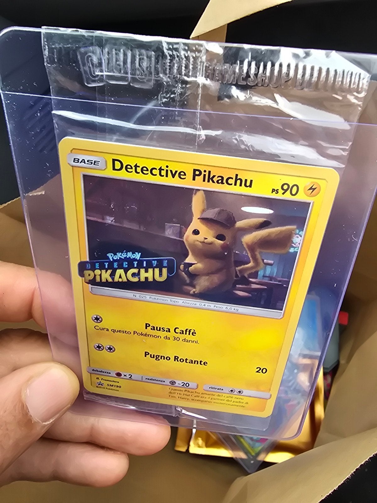 sealed Italiaanse Detective Pikachu Black Star Promo SM190, Hobby en Vrije tijd, Verzamelkaartspellen | Pokémon, Ophalen