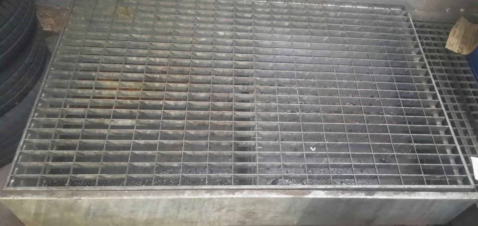 A vendre bac de rétention pour fût d'huile de 200l, Enlèvement, Utilisé