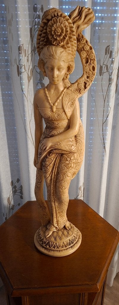 Een Balinese danseres,  beeld is wereldwijd geliefd, Ophalen of Verzenden, Gebruikt, Mens