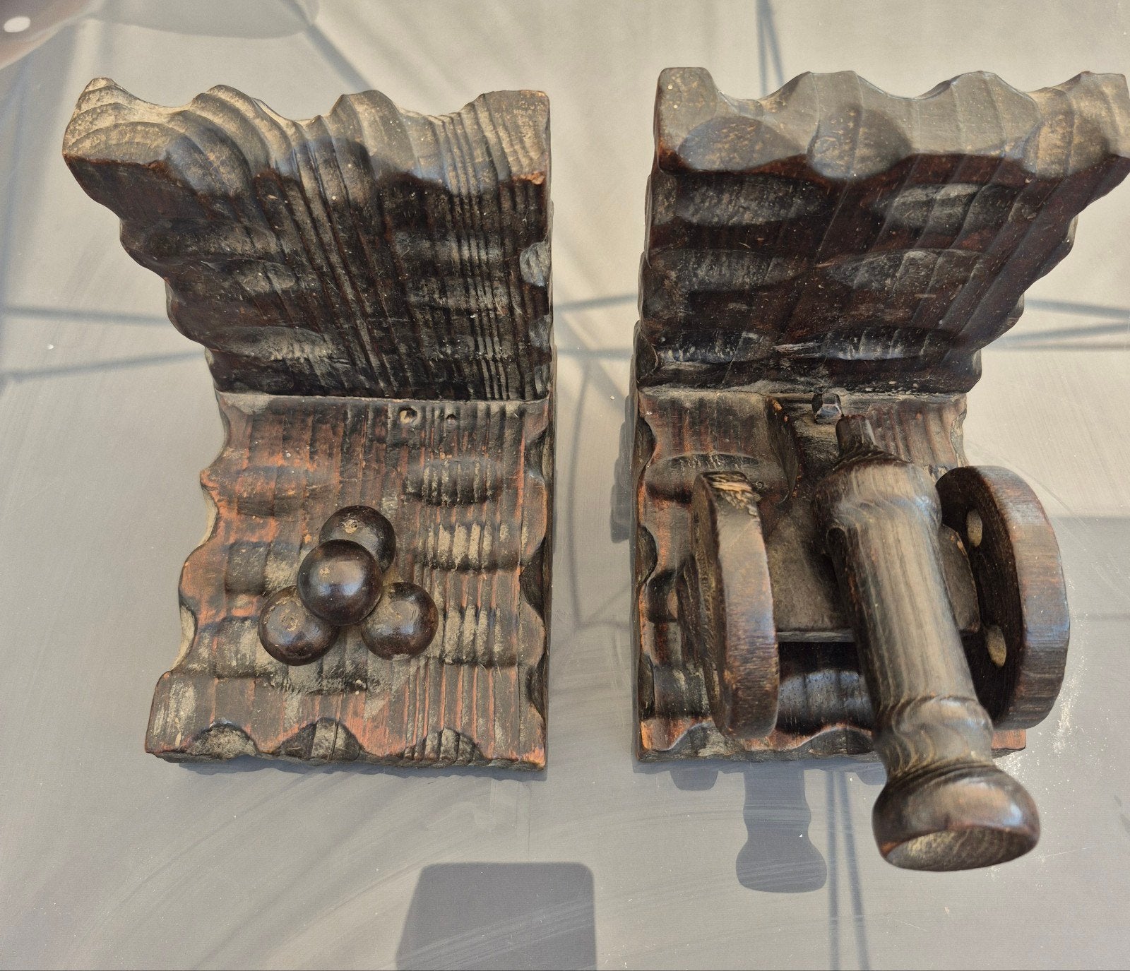 Unieke vintage handgesneden houten boekensteunen, Ophalen