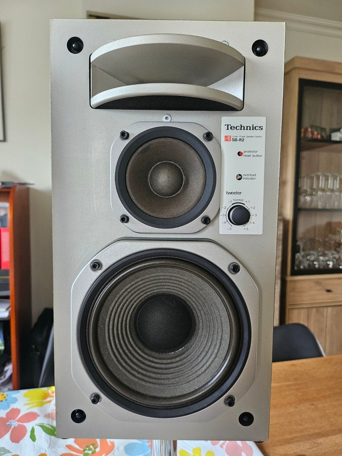 Paire d'enceintes Technics SB-R2 + pieds chromés, Autres marques, 60 à 120 watts, Comme neuf, Enlèvement