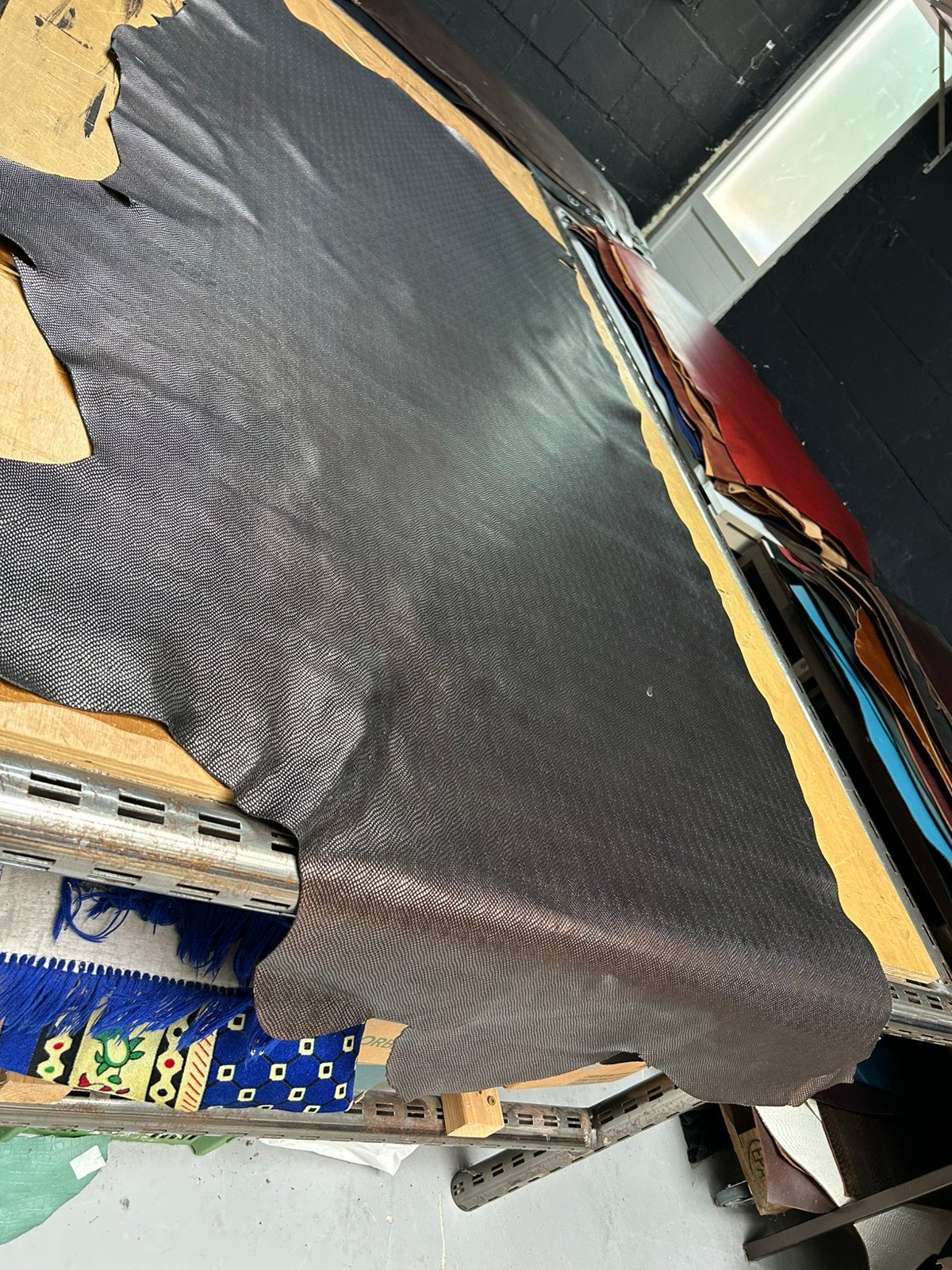 Zwart bruin met slang print halve huid 1.2 mm dik stug a389, Ophalen of Verzenden, Zo goed als nieuw, Bruin