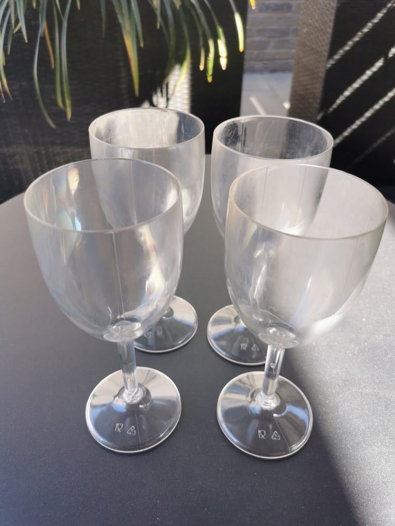 Plastieken wijnglazen, Enlèvement