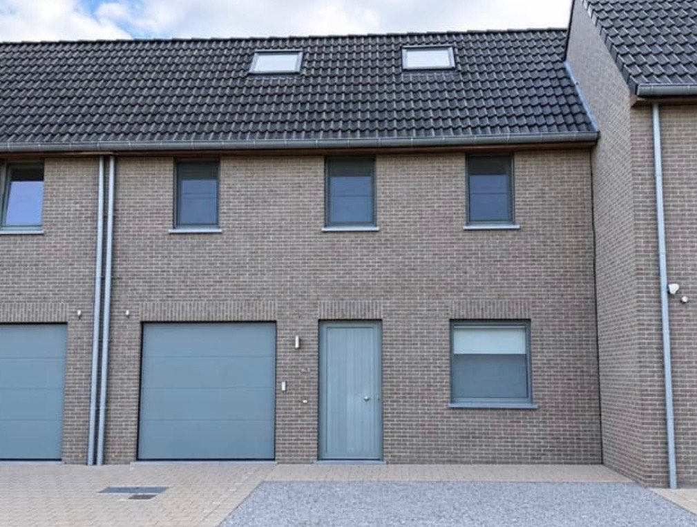 Instapklare woning 3slpk met tuin & terras, Tot 200 m², 215 UC, 3 kamers, Tussenwoning