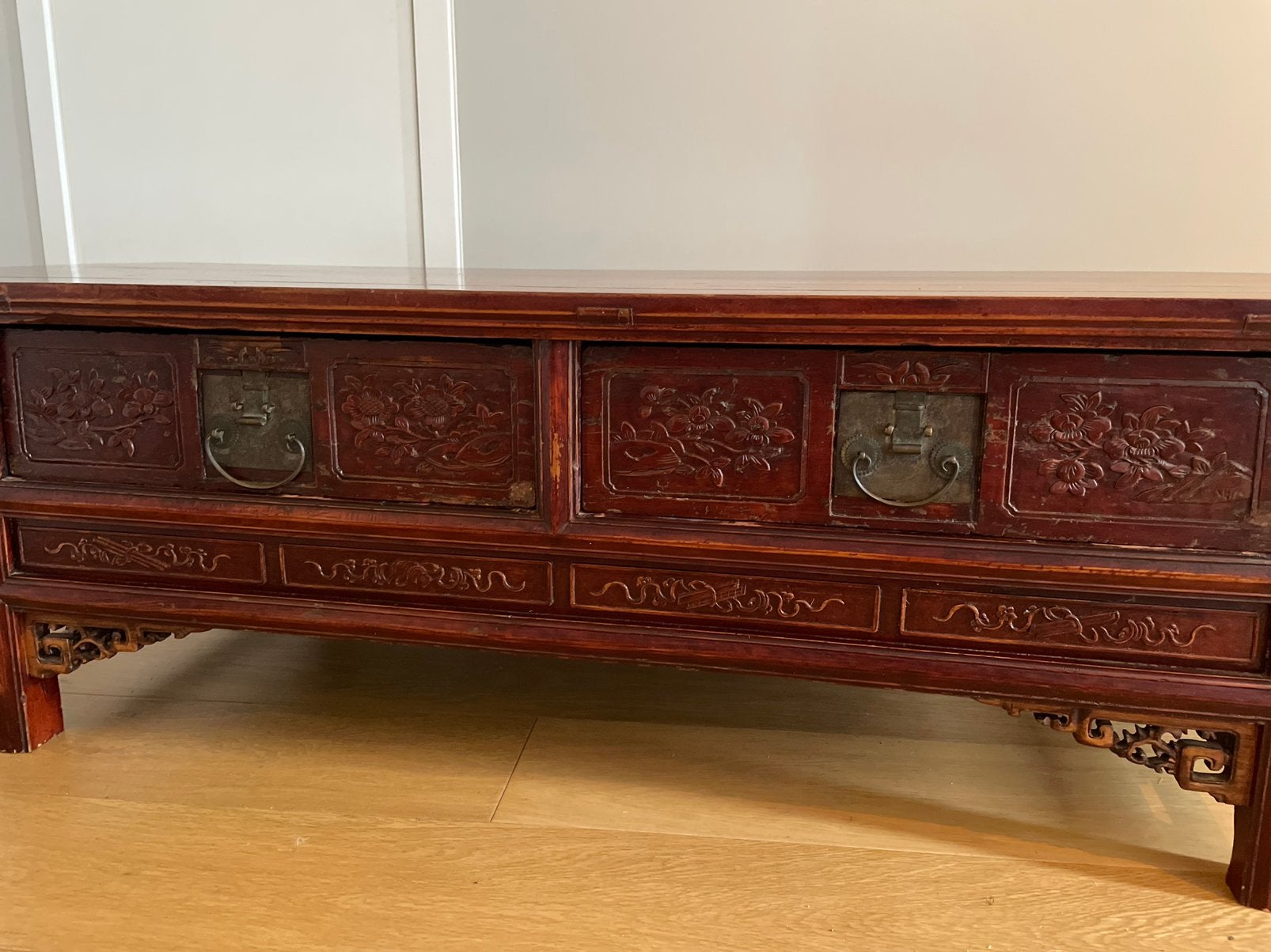 Table basse chinoise ancienne en bois sculpté, Maison & Meubles, Enlèvement, Comme neuf, Métal