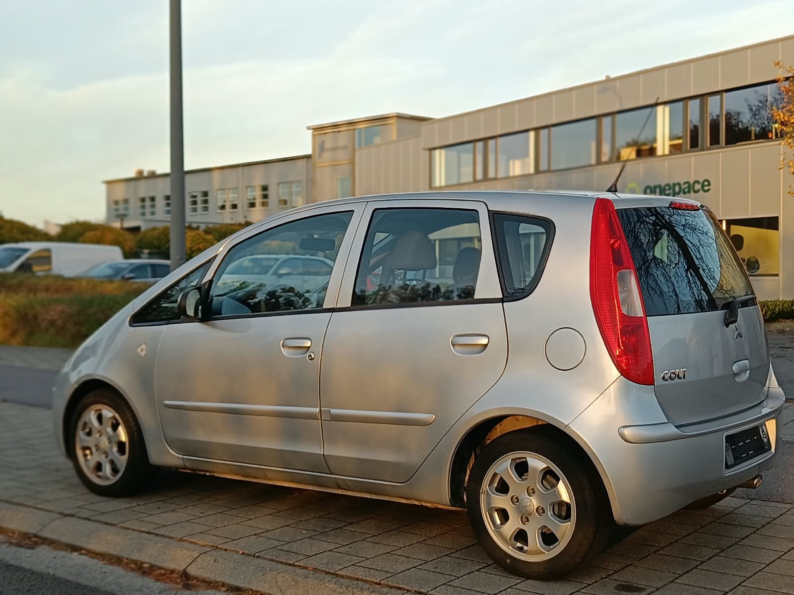 MITSUBISHI COLT 1.3 BENZINE AIRCO - 2007 - 079.000KM!!, Auto's, Stof, Zwart, Colt, Particulier