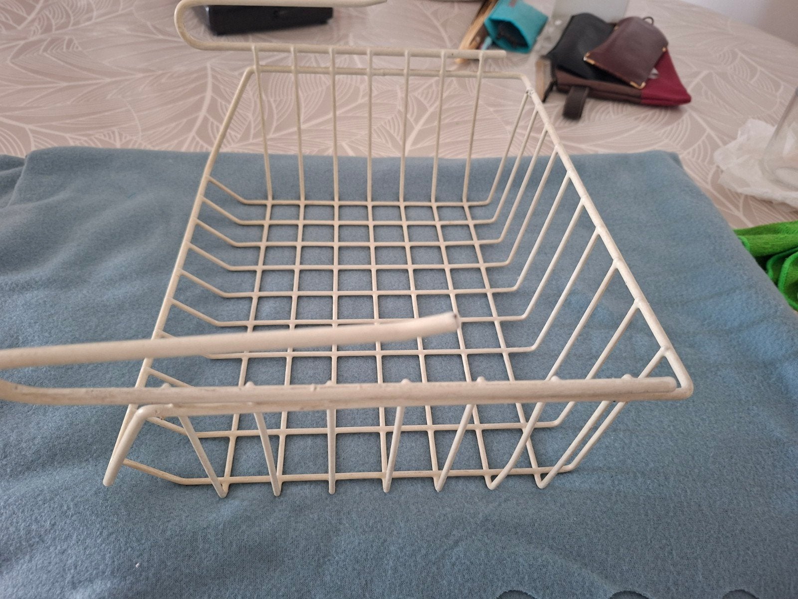 Panier métal blanc à placer dans 1 armoire, Mand