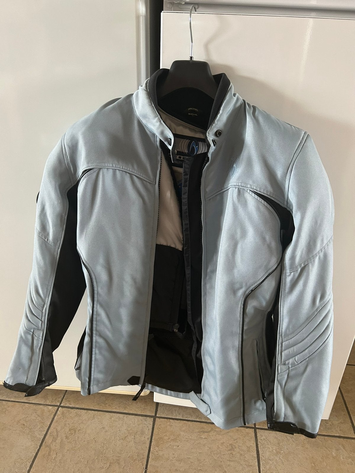 Moto vest, Enlèvement, Femmes