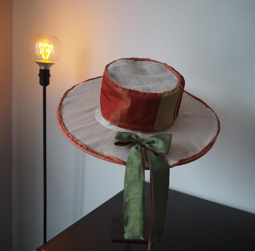 Chapeau décoratif sur support en métal, Antiek en Kunst, Curiosa en Brocante, Ophalen