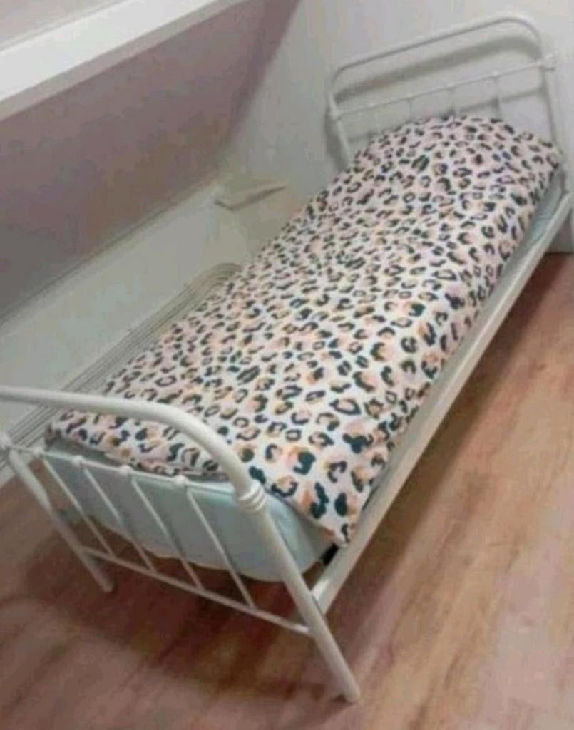 1 persoons bed AMPER GEBRUIKT IN NIEUWSTAAT, Huis en Inrichting, Slaapkamer | Bedden, Ophalen