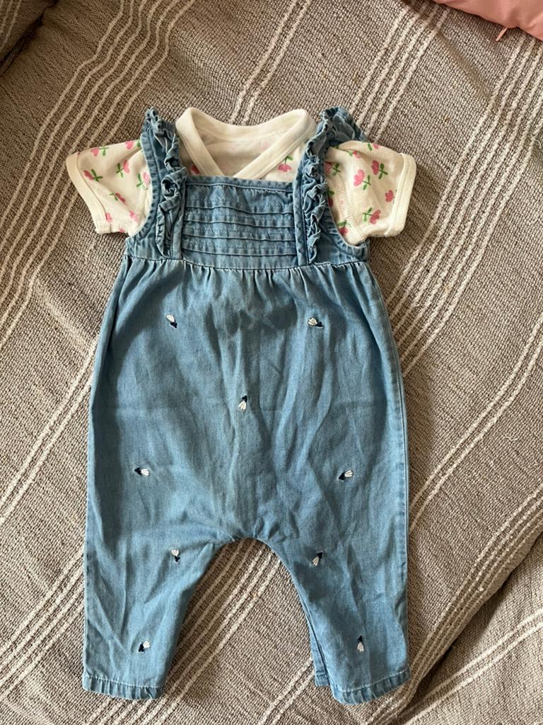 Ensemble 3 mois salopette Kiabi et Body Uniqlo bebe, Enfants & Bébés, Enlèvement, Comme neuf, Fille, Ensemble