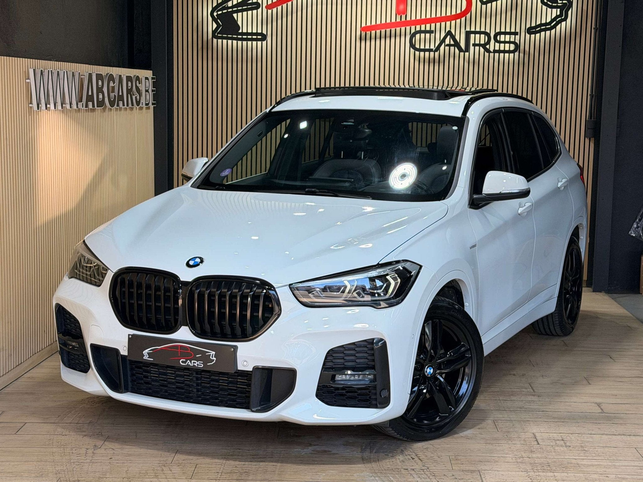 BMW X1 1.5iA sDrive18 * PACK M * GARANTIE 12 MOIS * 1ER PROP, Auto's, Gebruikt, Wit, Leder, Bedrijf