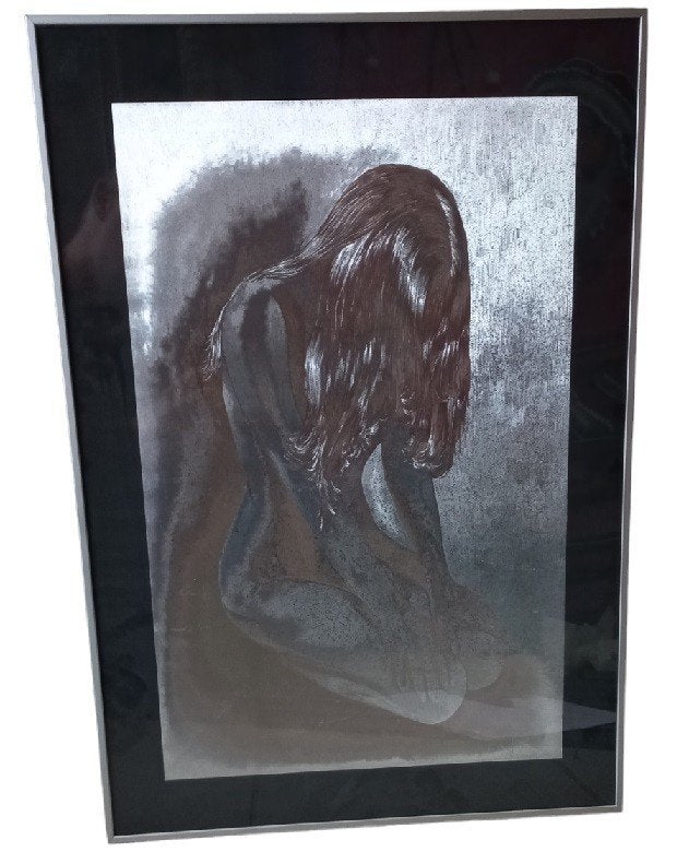 fille agenouillée « Metalic foil art »., Enlèvement