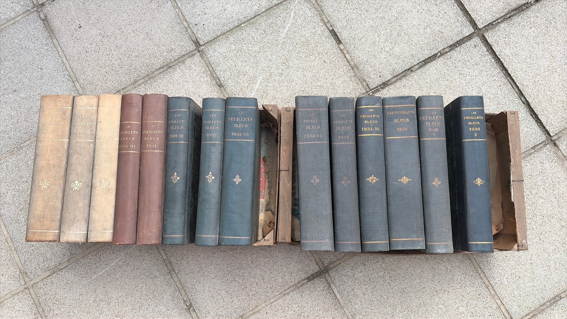 Complete reeks Les Feuillets Bleus 1930-1936-Vintage, Antiek en Kunst, Antiek | Boeken en Manuscripten, Ophalen