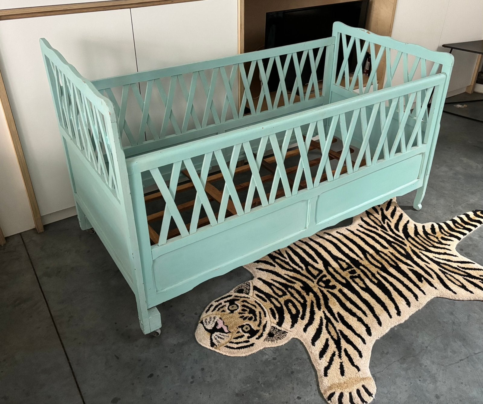 Vintage lichtblauwe ledikant bedje, kinderbed, Kinderen en Baby's, Ophalen of Verzenden, Zo goed als nieuw
