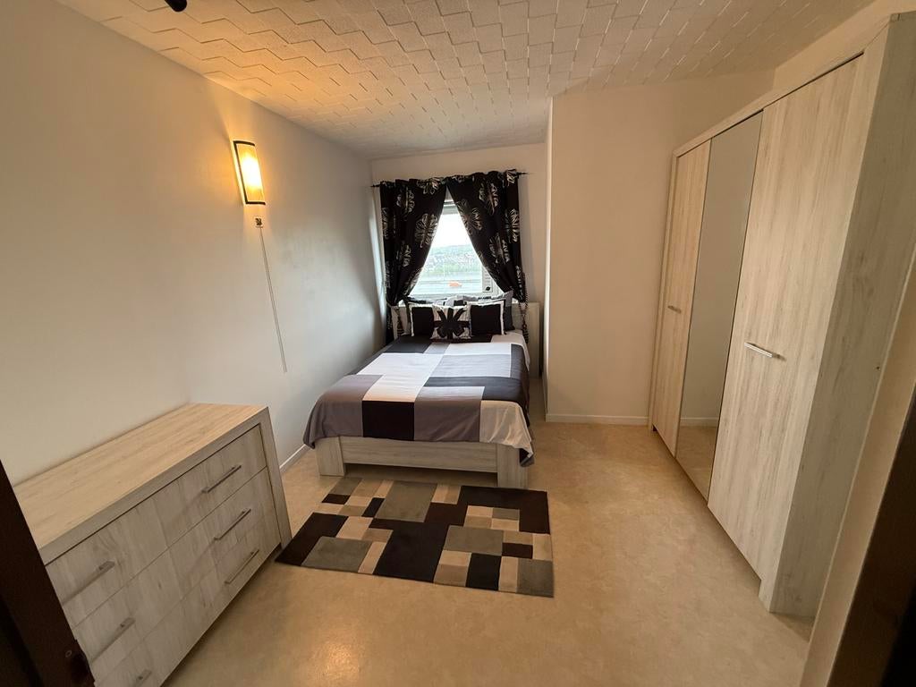 Bed + matras + kleerkast + ladekast, Ophalen, Zo goed als nieuw