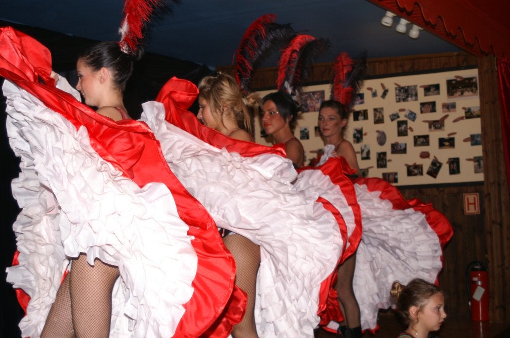 spectacle théatre. À VENDRE – 4 ROBES FRENCH CANCAN ROUGES, Boeken, Kunst en Cultuur | Dans en Theater, Gelezen, Ophalen of Verzenden