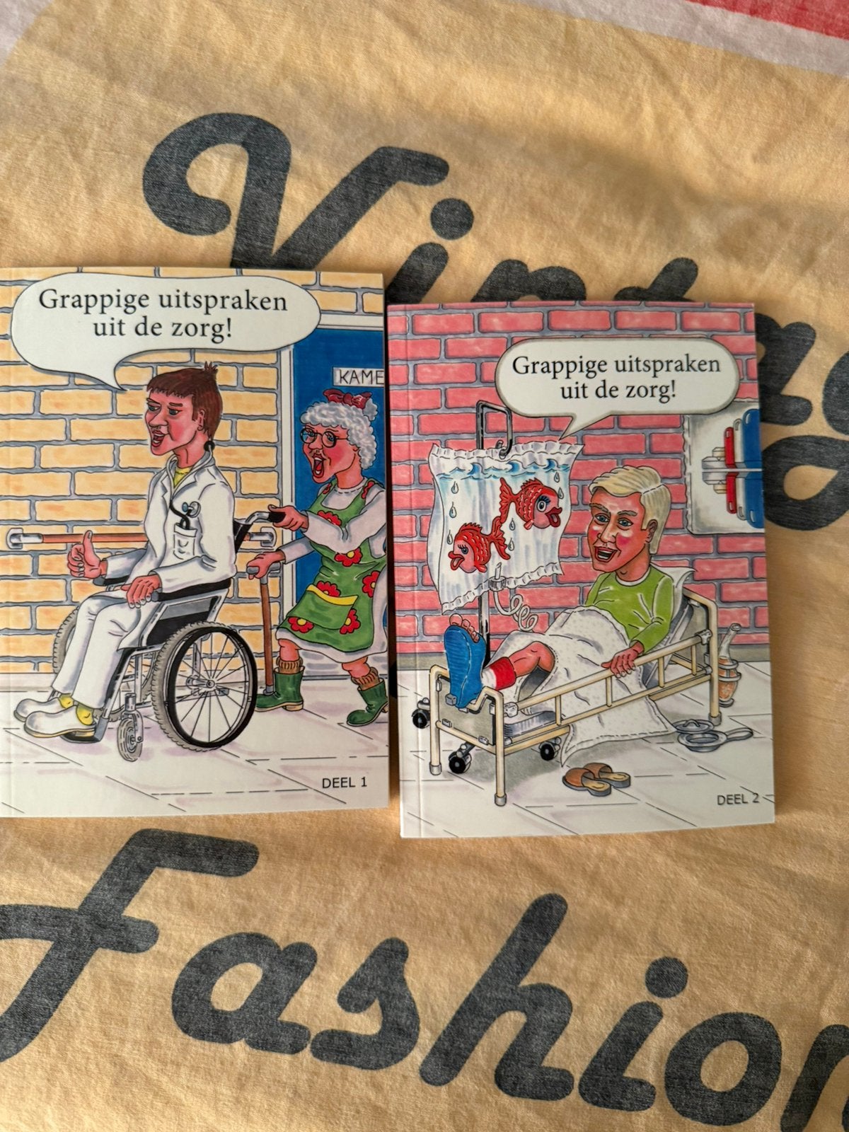 2 boekjes grappige uitspraken uit de zorg, Boeken, Overige Boeken, Ophalen of Verzenden, Zo goed als nieuw