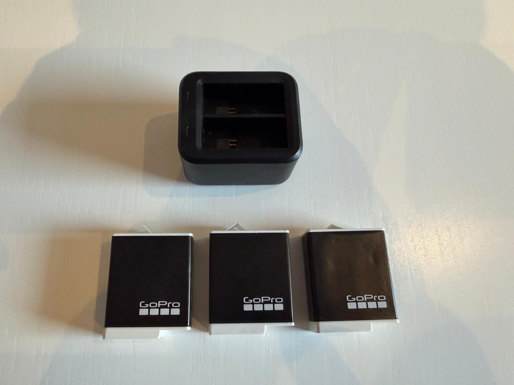 GoPro Dual Battery Charger + 3 Enduro batteries, TV, Hi-fi & Vidéo, Caméras action, Enlèvement, Comme neuf, GoPro