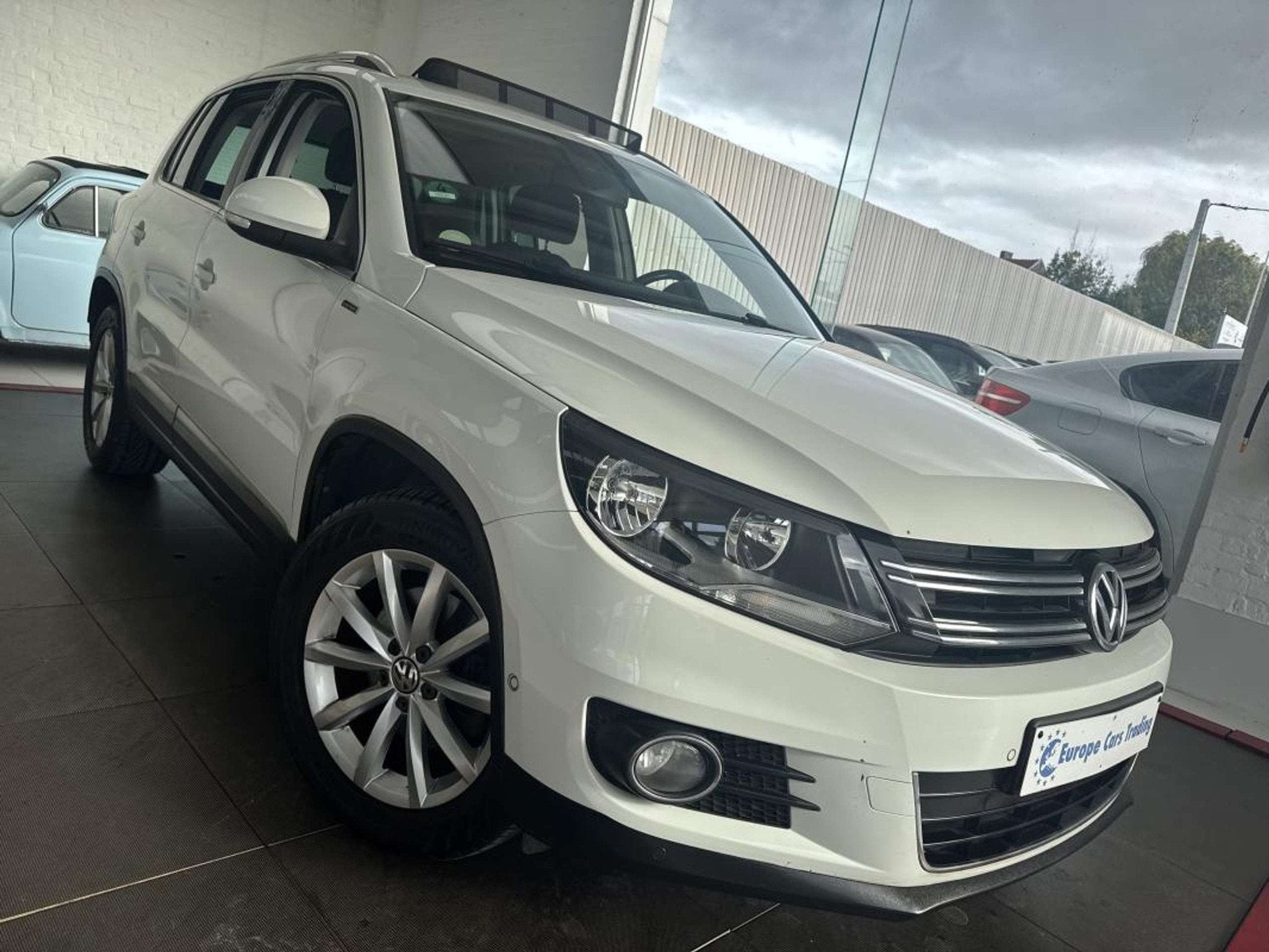 Volkswagen Tiguan LOUNGE 2.0TDI 110CH BLUEMOTION DISTRIBUTIO, Auto's, Stof, Gebruikt, Wit, Bedrijf