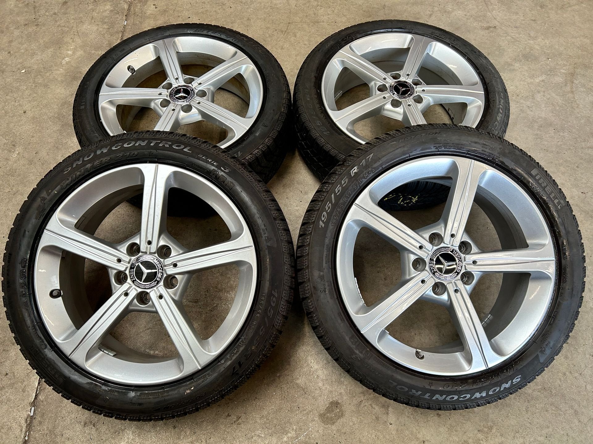 17 inch originele velgen + winterbanden MB A, B klasse CLA, Gebruikt, -, -, Banden en Velgen