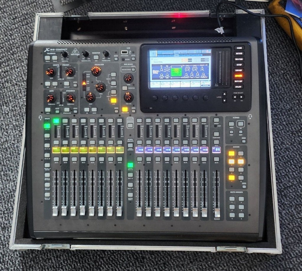 Mixeur 16 canaux compact Behringer X32 avec étui de transpor, Enlèvement ou Envoi, Comme neuf, 20 canaux ou plus, Entrée micro