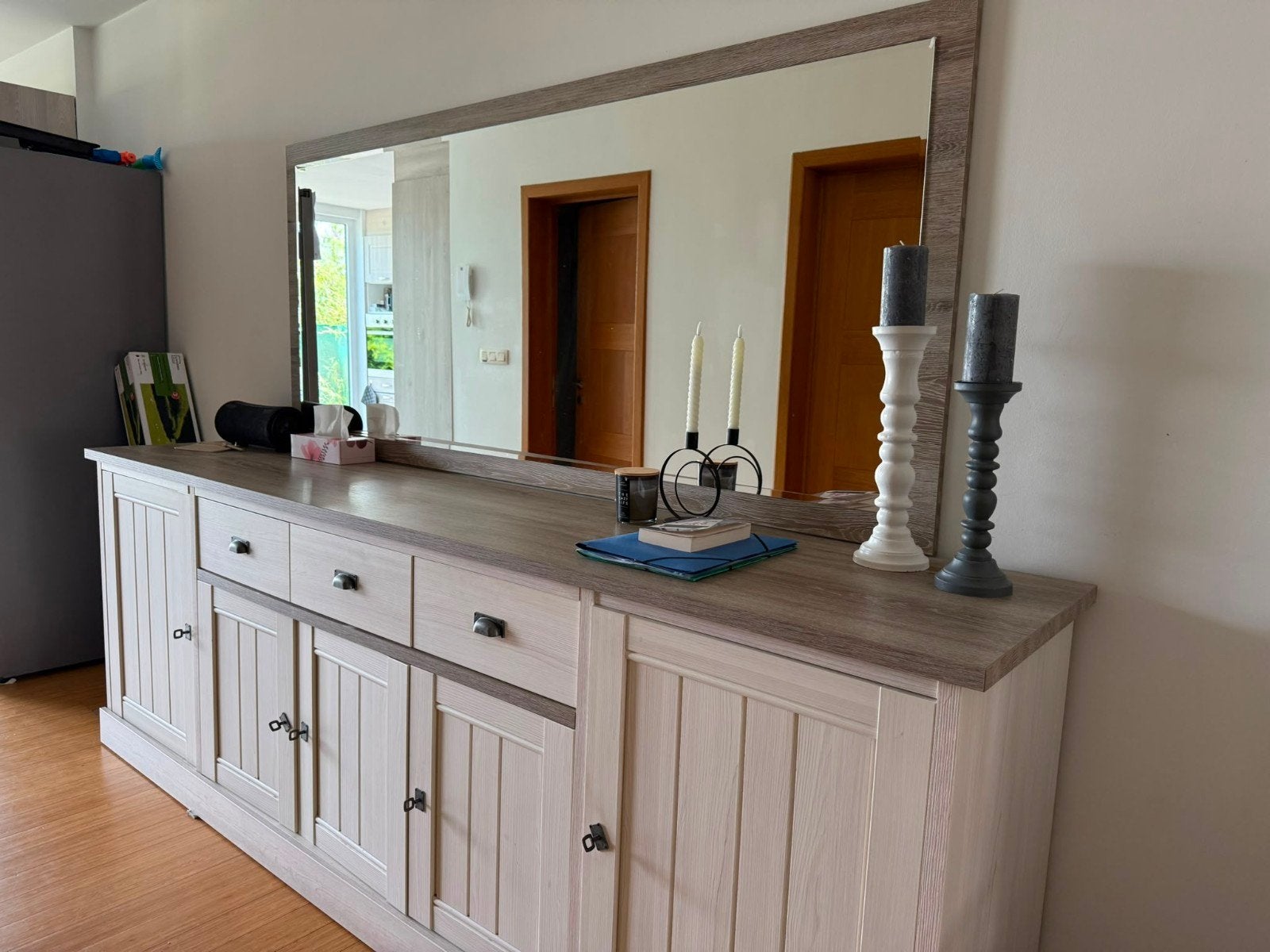 Grand buffet avec miroir, Enlèvement