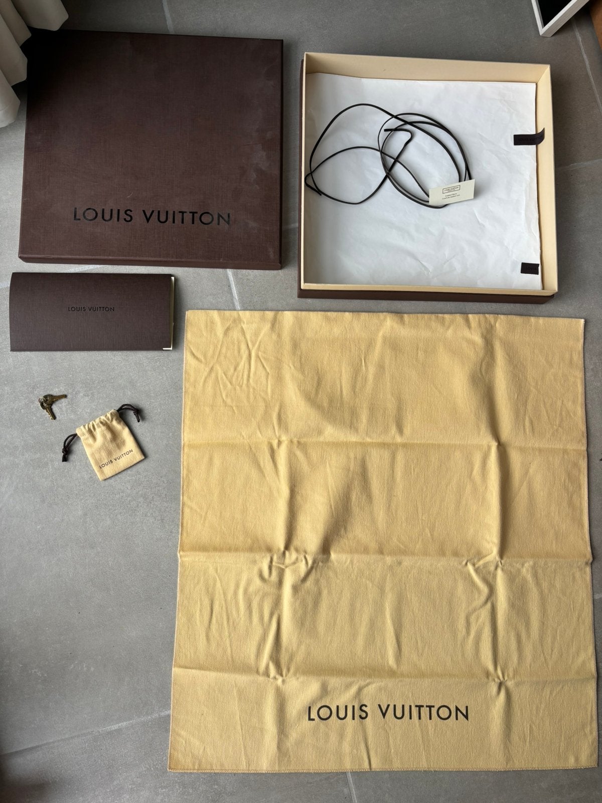 Louis vuitton doos, Bijoux, Sacs & Beauté, Enlèvement, Comme neuf