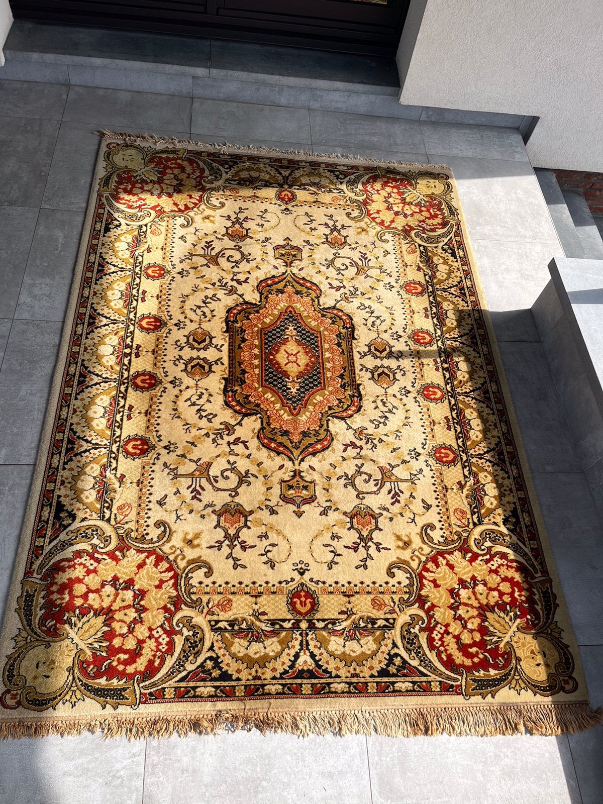 Creme kleurig tapijt met rode, gele e, zwarte accenten, Ophalen, Gebruikt, Crème, 150 tot 200 cm