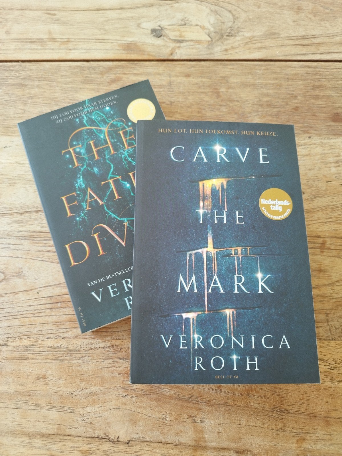 Veronica Roth - Carve The Mark + The Fates Divide, Livres, Livres pour enfants | Jeunesse | 13 ans et plus, Enlèvement, Comme neuf
