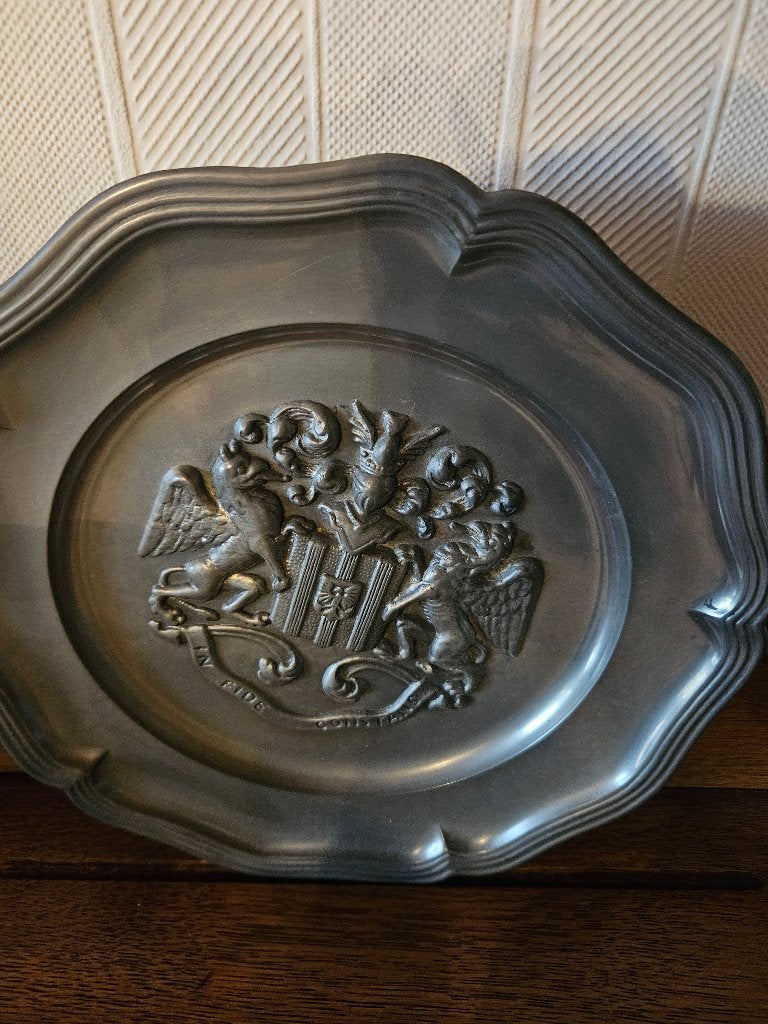 Plat en étain avec logo, Antiquités & Art, Antiquités | Étain, Enlèvement