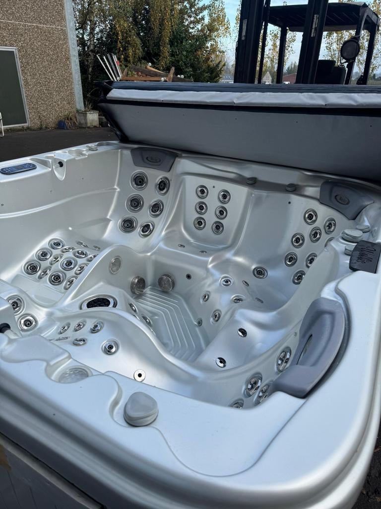 Jacuzzi gratis geleverd geplaatst  1j garantie, Ophalen of Verzenden