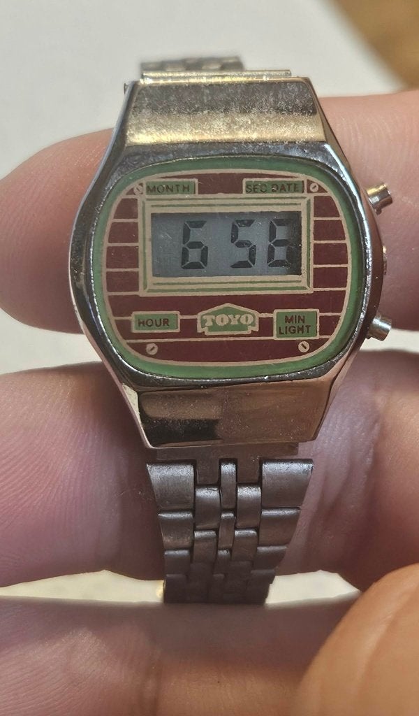 Montre  Toyo Vintage Digital Quartz Bracelet Acier (MW120), Antiek en Kunst, Ophalen of Verzenden