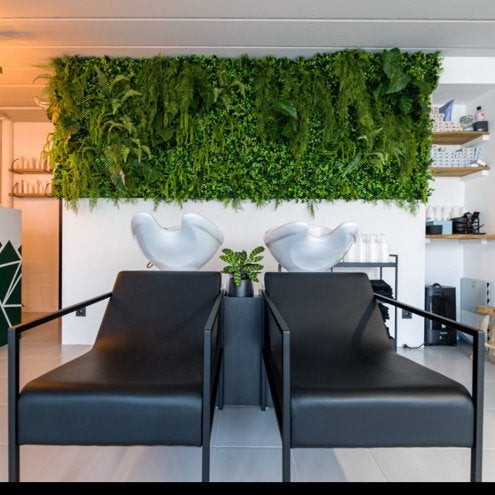 Kapperstoelen en wastafel/wasunit