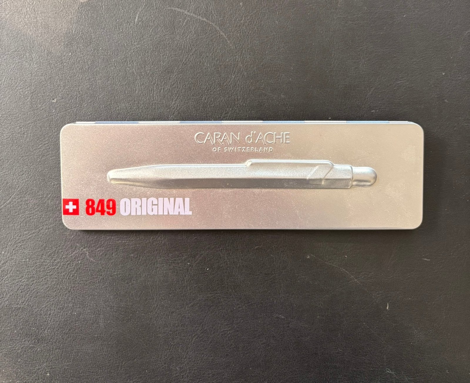 Caran d'Ache 849 Original - pen van Zwitserse - metalen doos, Ophalen of Verzenden, Zo goed als nieuw, Vulpen