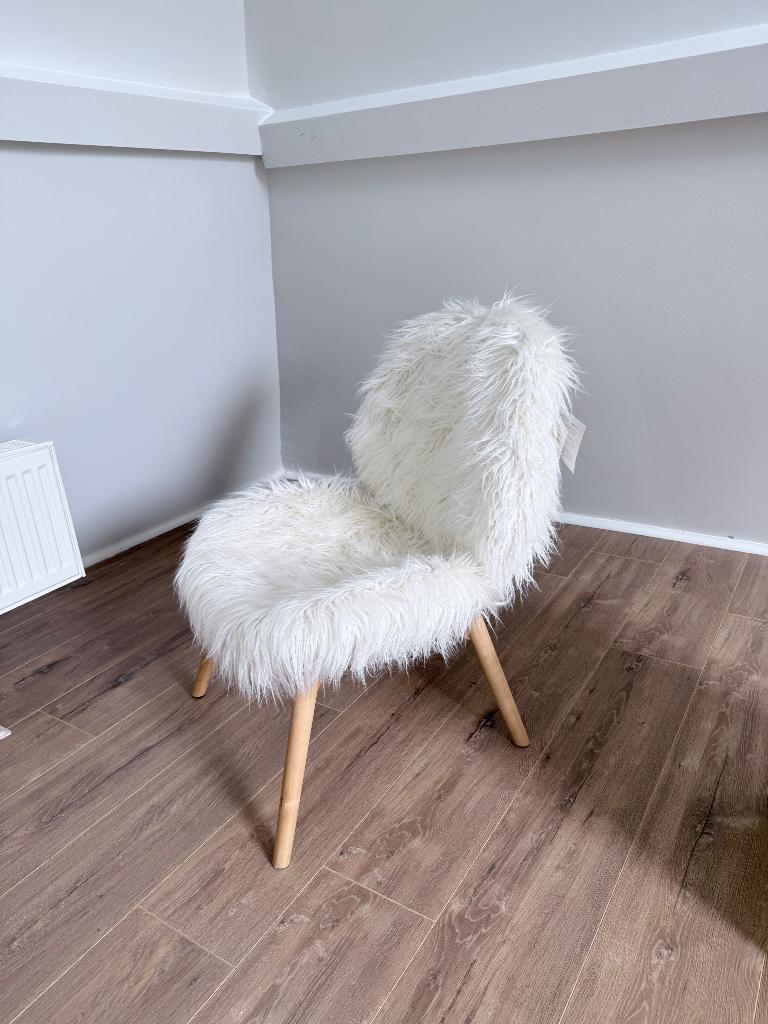 Faux fur fauteuil ecru, Huis en Inrichting, Fauteuils, Nieuw, Hout, Stof, Overige materialen, 50 tot 75 cm, Minder dan 75 cm, Ophalen