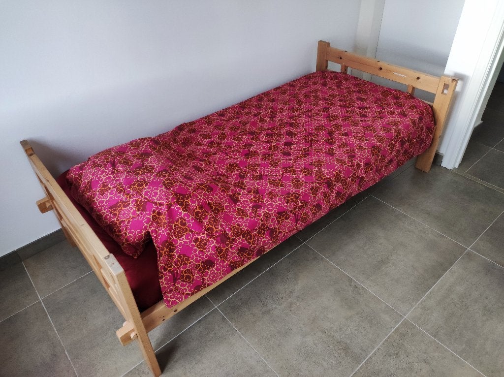 Eenpersoonsbed in blank hout, Ophalen, Grenenhout