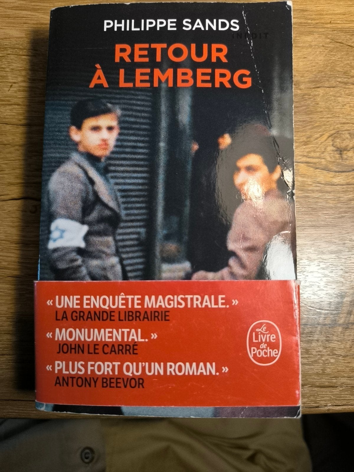 Retour à Lemberg, Livres, Envoi, Société