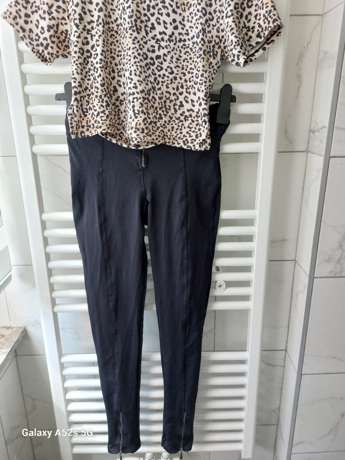 Jogging t shirt dame taille small ètat impeccable pour 20 €, Kleding | Dames, Broeken en Pantalons