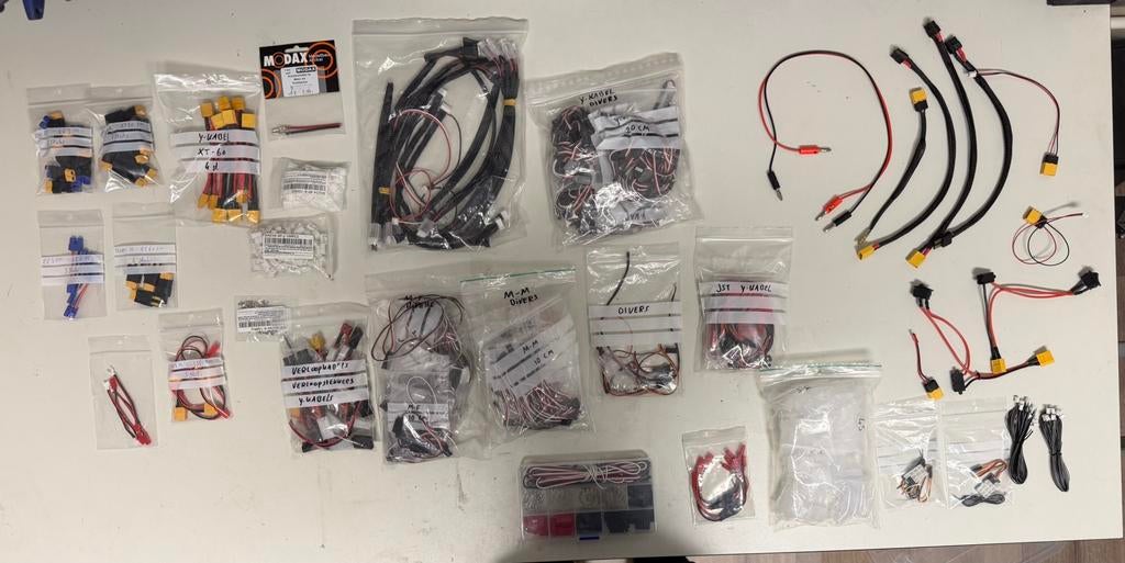 Zeer grote hoeveelheid kabels (Tamiya, Traxxas, Axial, etc), Hobby en Vrije tijd, Modelbouw | Overige, Ophalen of Verzenden, Zo goed als nieuw