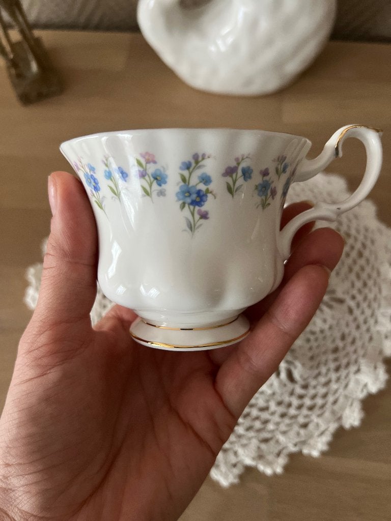 Tasse et soucoupe Royal Albert Memory Lane – Porcelaine, Enlèvement ou Envoi, Comme neuf, Porcelaine, Tasse et/ou soucoupe