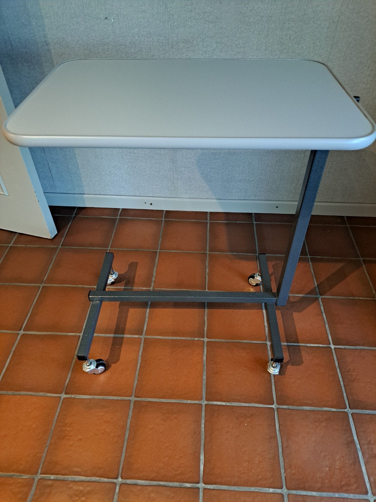 Lees en eettafel voor mindervalide mensen, Ophalen, Zo goed als nieuw, Rechthoekig, Strak