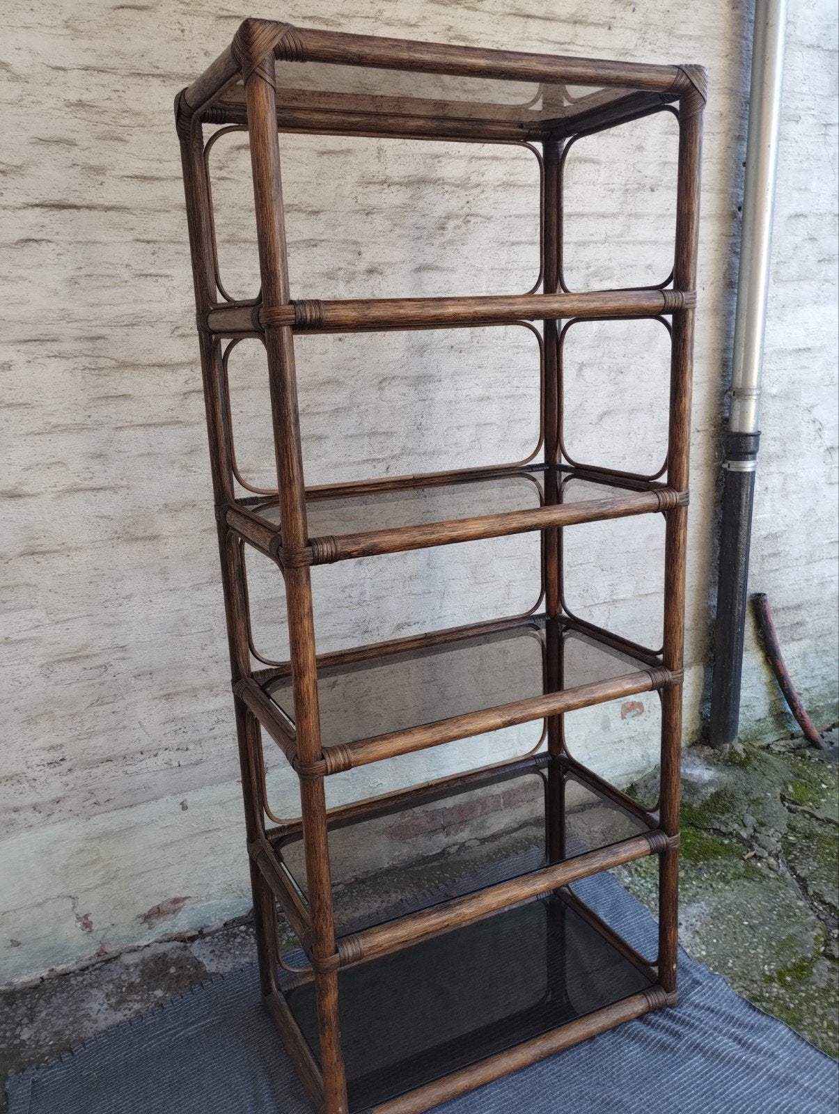 Grande étagère vintage en rotin avec 6 couches de verre fumé, Enlèvement